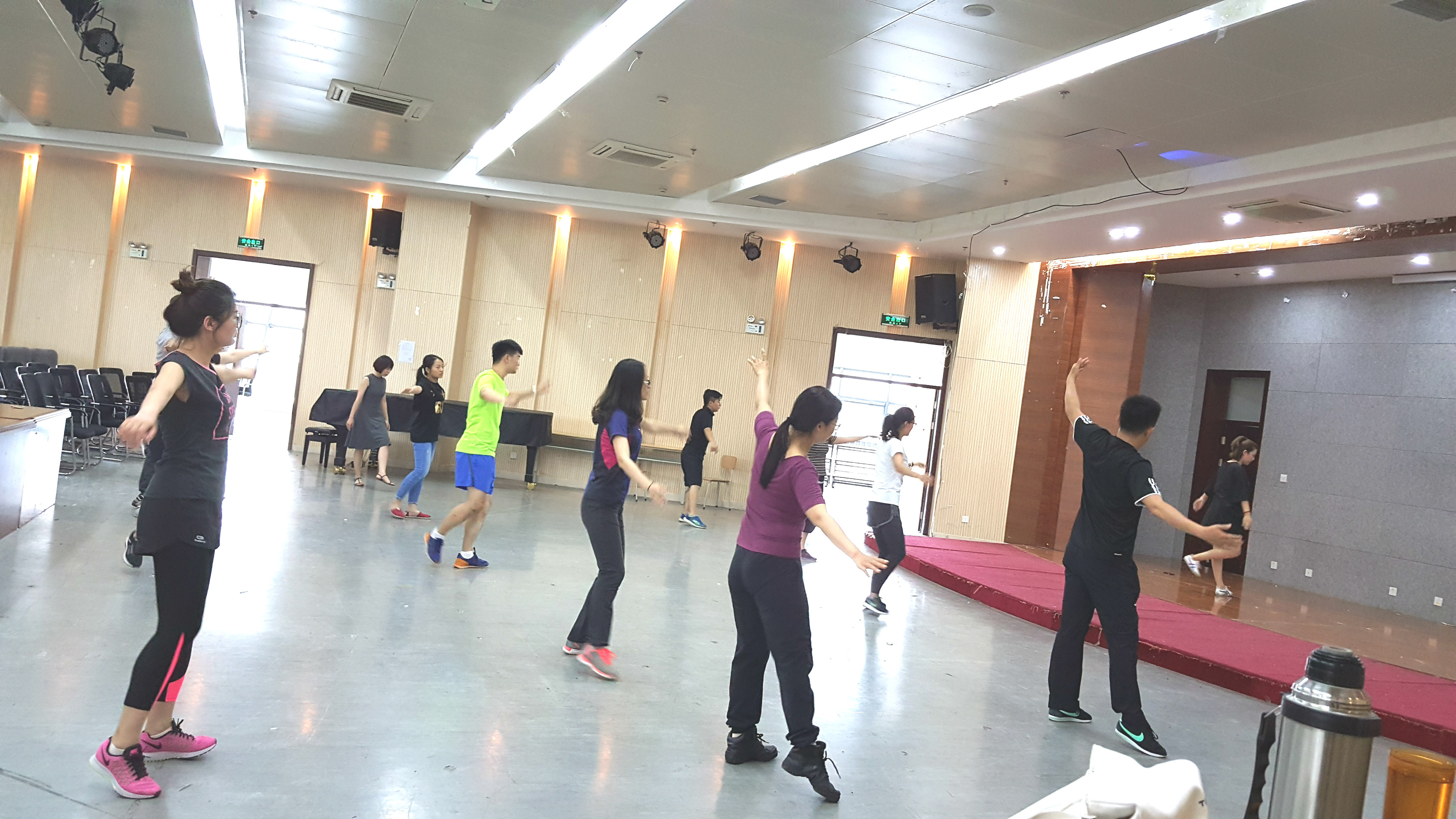 校工会组织教职工进行排舞训练